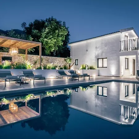 וילה - Heated Pool With Stunning Views, By Zantewize