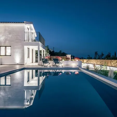 - Heated Pool With Stunning Views, By Zantewize וילה