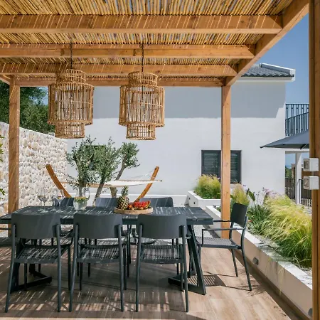 - Heated Pool With Stunning Views, By Zantewize Vila
